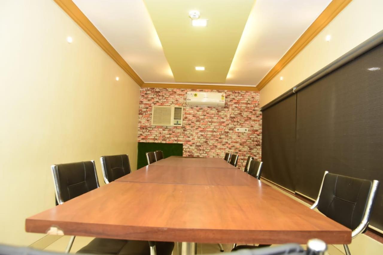 Hotel Shiv International Bhachau 외부 사진