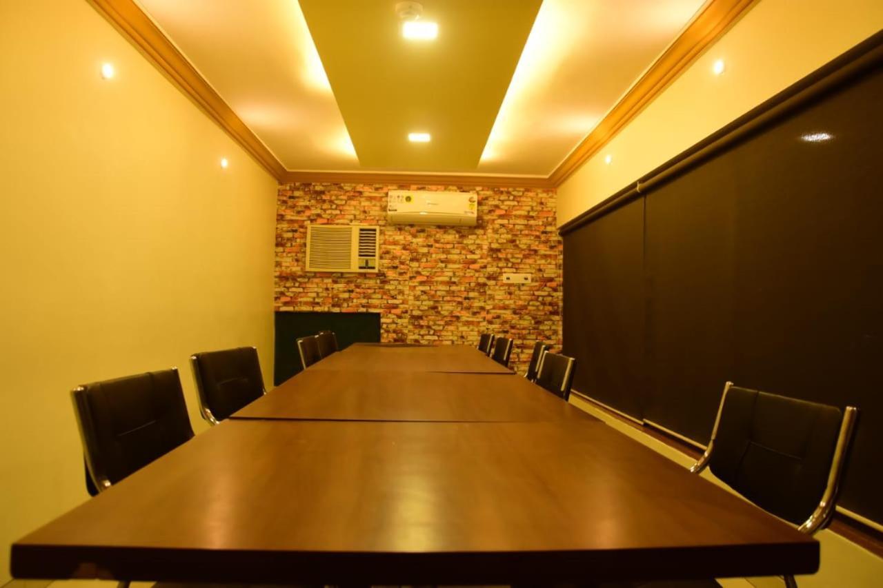 Hotel Shiv International Bhachau 외부 사진