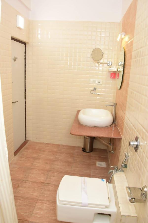 Hotel Shiv International Bhachau 외부 사진
